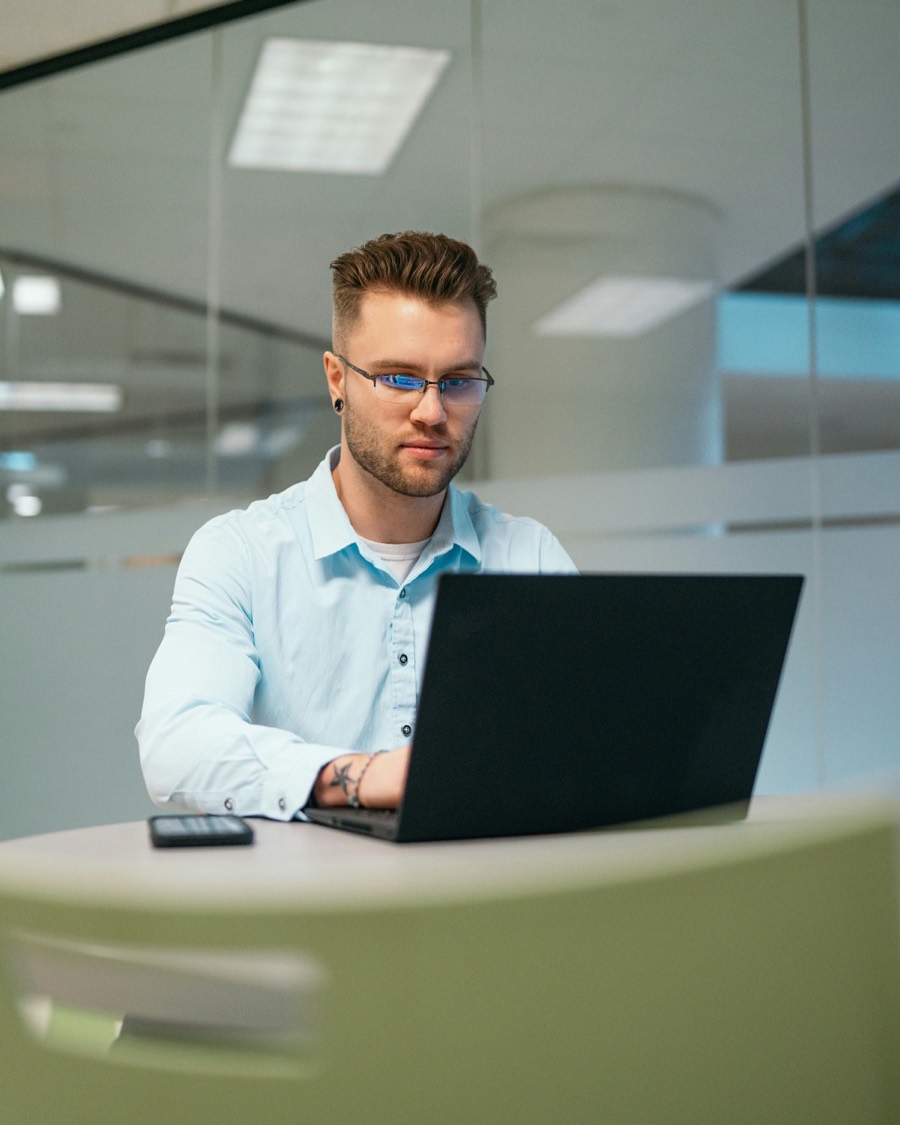 Unternehmer am Laptop bespricht rechtliche Fragen mit seinem Berater